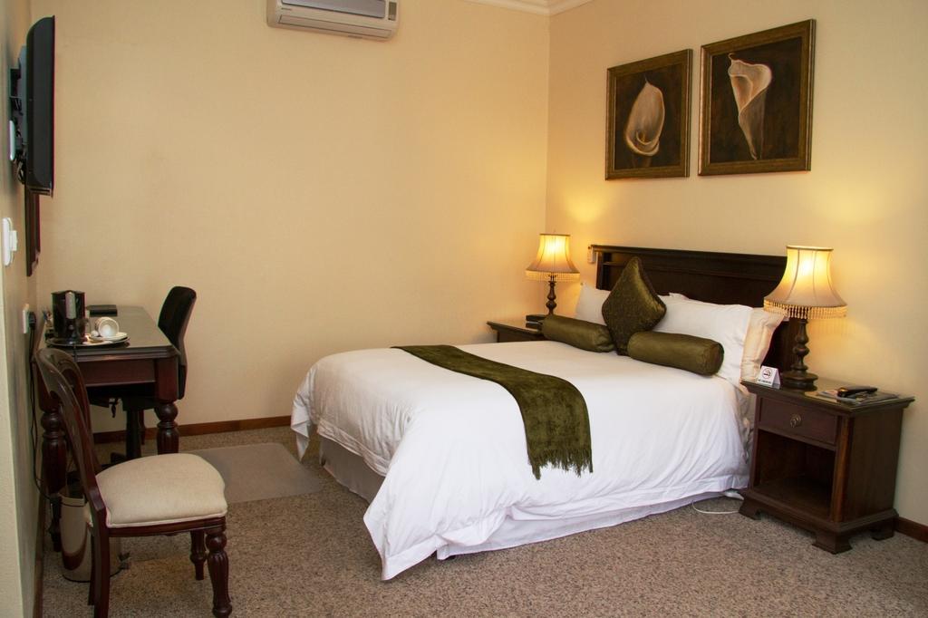 26 On Chamberlain Guest House كوينزتاون الغرفة الصورة